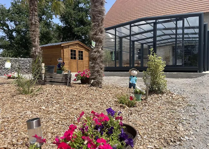 Avec Piscine Chauffee, Jardin Prive Et Climatisation - Fr-1-489-471 *